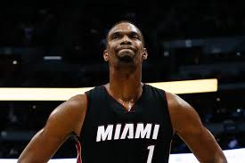 Bosh se retira su camisa juntos.